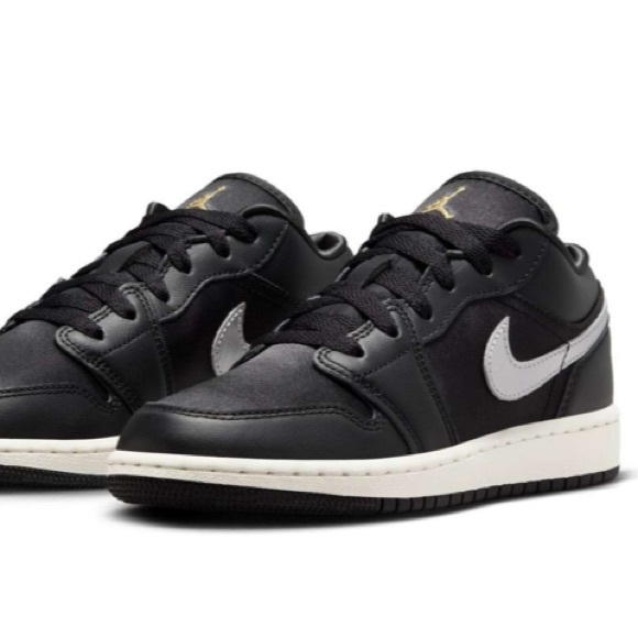 Jordan 1 Low SE “Black/Metallic Silver/Sail/Metallic Gold" - Picture 9 of 9